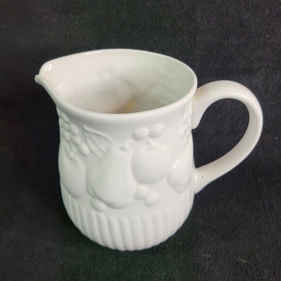 Libbey Tableware White Pitcher Embossed Apples Grapes Pears Fruit 7.5" 46 oz - Picture 3 of 6